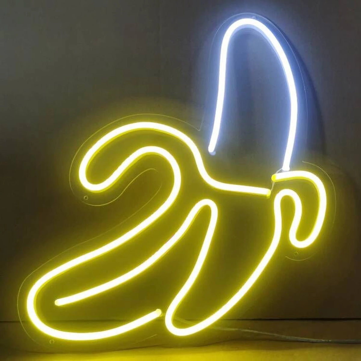 Con la Banana LED, illumini la stanza con un tocco pop, ironico e decisamente fuori dagli schemi. Perfetta per chi ama distinguersi o aggiungere un pizzico di follia all’arredamento.