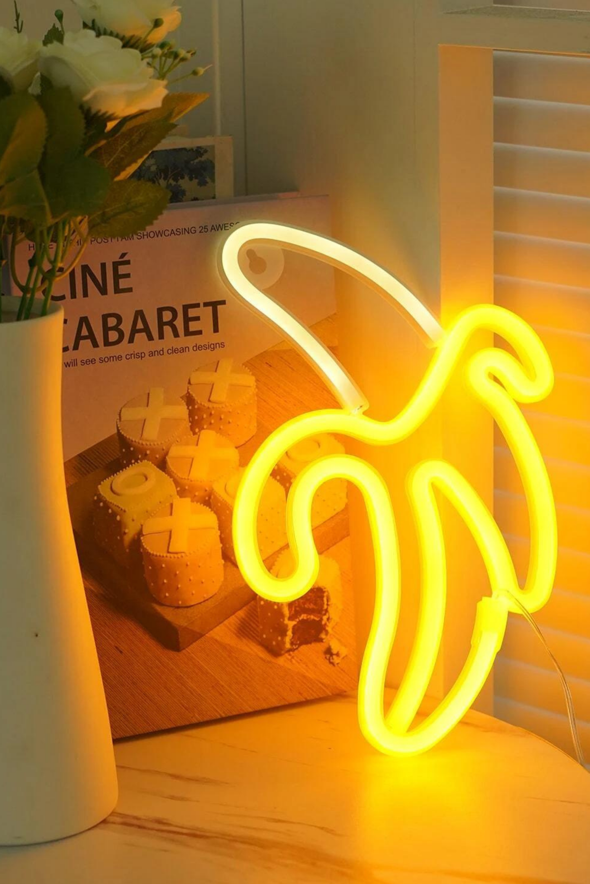 Con la Banana LED, illumini la stanza con un tocco pop, ironico e decisamente fuori dagli schemi. Perfetta per chi ama distinguersi o aggiungere un pizzico di follia all’arredamento.