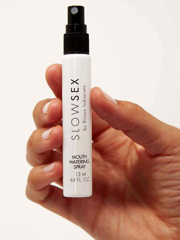 Gioco di Lingua non è solo uno spray, è un invito a goderla meglio: stimola la salivazione all’istante, rendendo ogni movimento della bocca ancora più scivoloso, fluido e dannatamente sexy.