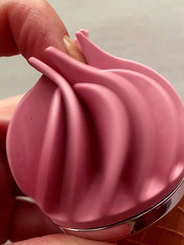 iScream non si mangia, ma ti fa letteralmente perdere la testa con le sue 11 rotazioni deliziose che massaggiano, girano, accarezzano e provocano come solo un dessert ben fatto sa fare. 