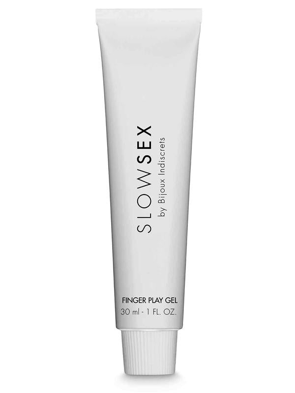 Questo lubrificante Gel è un invito al gioco, da solo o in compagnia: a base d’acqua scorrevole, flessibile e super idratante, SlowSex è perfetto per massaggiare la vulva o il pene con tocchi sensuali e curiosi. 