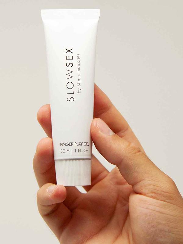 Questo lubrificante Gel è un invito al gioco, da solo o in compagnia: a base d’acqua scorrevole, flessibile e super idratante, SlowSex è perfetto per massaggiare la vulva o il pene con tocchi sensuali e curiosi. 