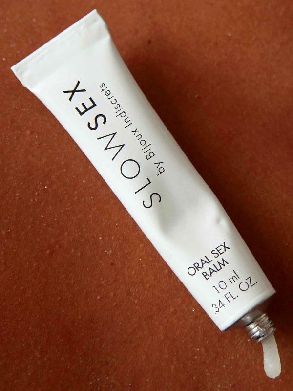 Il Balsamo Labbra Freddo Slow Sex è il segreto meglio custodito per un sesso orale che non si dimentica. Morbido, fresco, irresistibile:  questo piccolo alleato da 10 ml regala alle tue labbra un effetto ghiacciato che intensifica ogni tocco, ogni bacio, ogni movimento. 