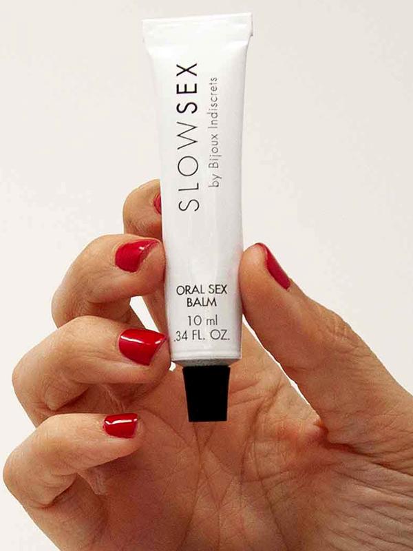 Il Balsamo Labbra Freddo Slow Sex è il segreto meglio custodito per un sesso orale che non si dimentica. Morbido, fresco, irresistibile:  questo piccolo alleato da 10 ml regala alle tue labbra un effetto ghiacciato che intensifica ogni tocco, ogni bacio, ogni movimento. 