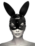 Questa maschera da coniglietta, realizzata in morbida pelle vegana, è l’accessorio perfetto per aggiungere un pizzico di mistero e dominazione ai tuoi giochi BDSM. 