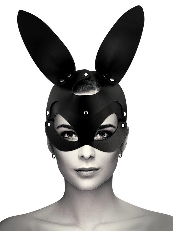 Questa maschera da coniglietta, realizzata in morbida pelle vegana, è l’accessorio perfetto per aggiungere un pizzico di mistero e dominazione ai tuoi giochi BDSM. 