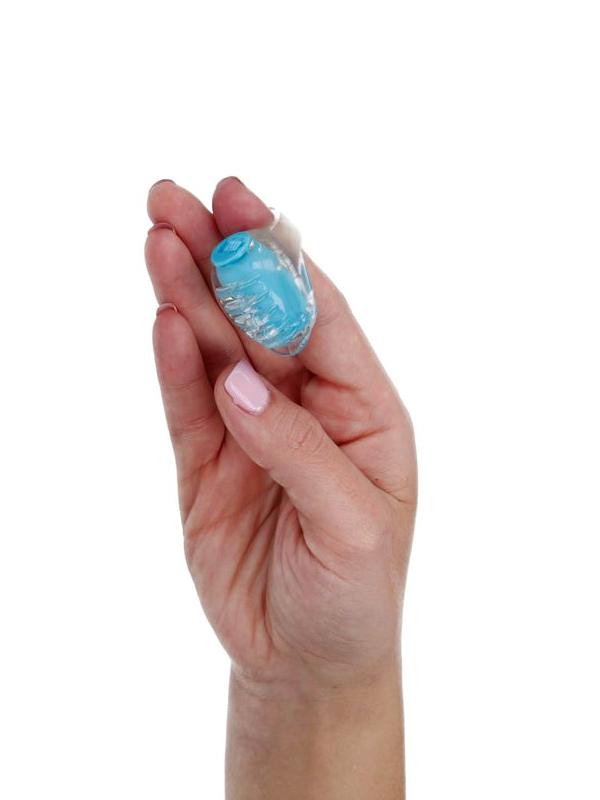 Non lasciarti ingannare dalle dimensioni "mini": questo bullet da dito è un vero concentrato di piacere! Discreto come un anello, dalle vibrazioni intense e solleticanti, questo piccolo, ma potente, bullet è pronto a farti raggiungere vette di piacere inaspettate! 