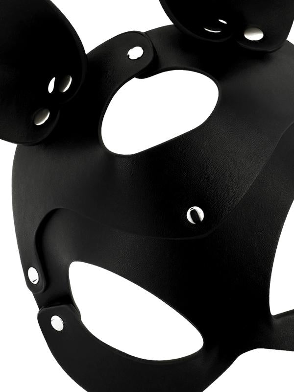 Questa maschera da coniglietta, realizzata in morbida pelle vegana, è l’accessorio perfetto per aggiungere un pizzico di mistero e dominazione ai tuoi giochi BDSM. 