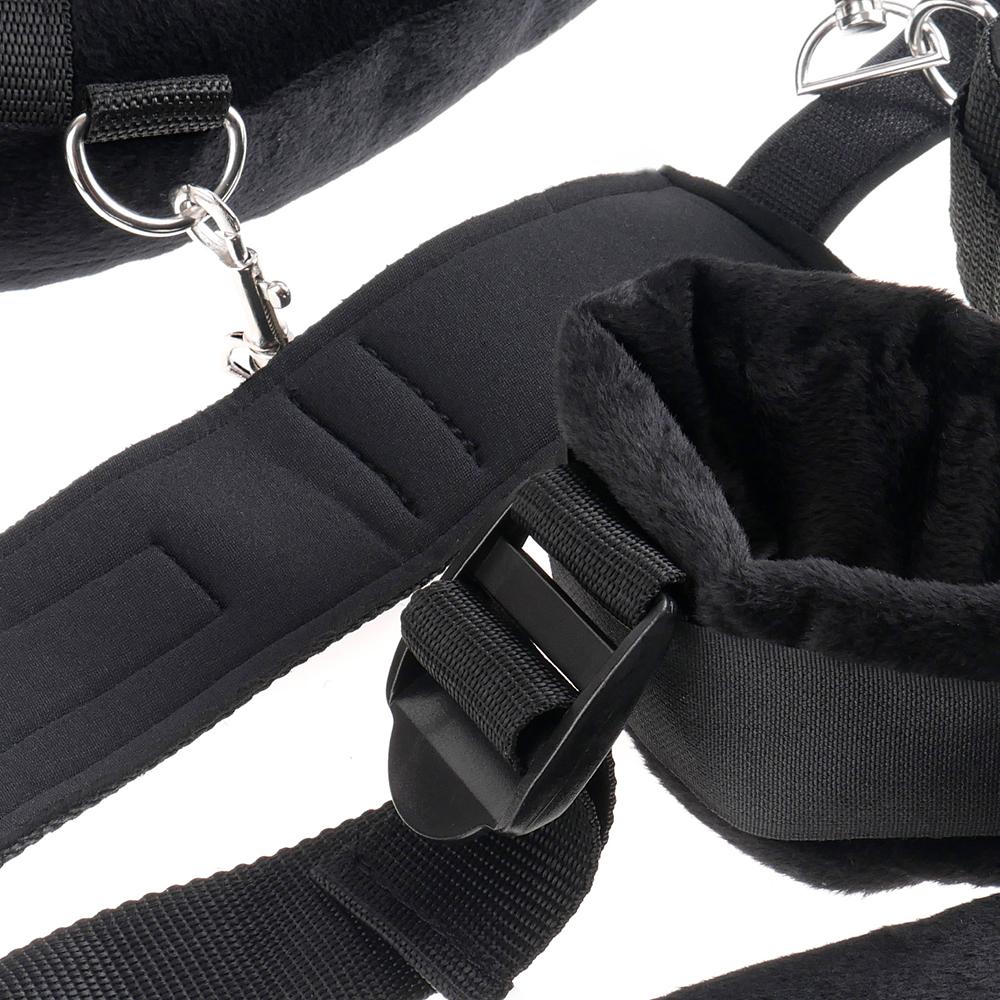 SexToy Cinghie Bondagee Position Master: Questo set di costrizione è pensato per chi ama esplorare i lati più audaci della dominazione: con queste cinghie polsi, caviglie e collo vengono bloccati in una posizione tutta da scegliere…e da godere.