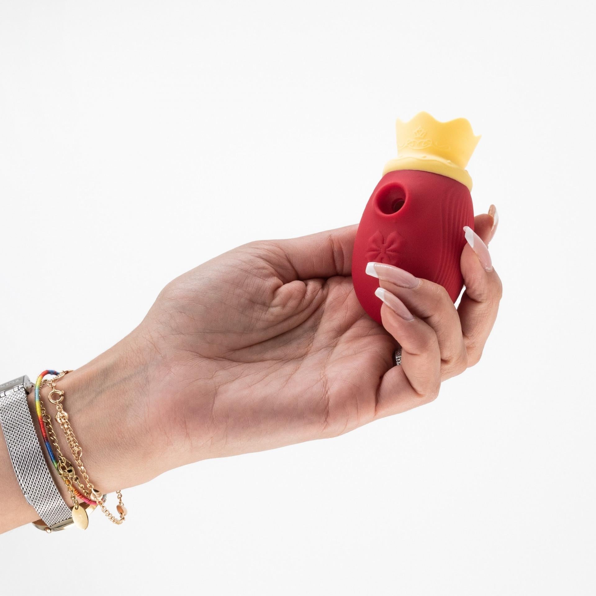 Questo piccolo ovetto succhiaclitoride è un vero gioiello del piacere: compatto, discreto, ma incredibilmente potente. È perfetto da portare ovunque e nessuno sospetterà che sotto quella coroncina si nasconde una lingua vibrante pronta a farvi perdere la testa!