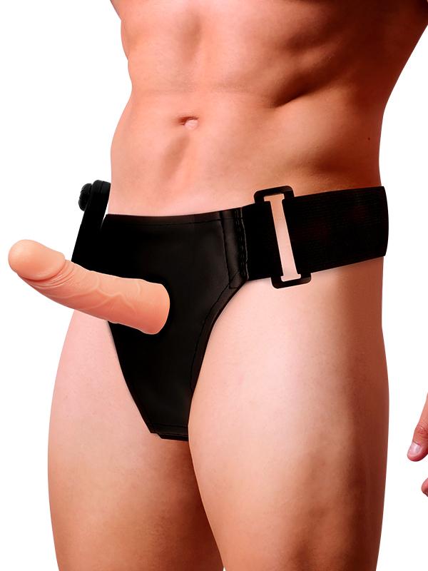 Chi ha detto che le dimensioni non contano, non aveva ancora provato questo strap-on: 15 cm di piacere, un motore vibrante super potente e un telecomando per avere sempre in mano il controllo.