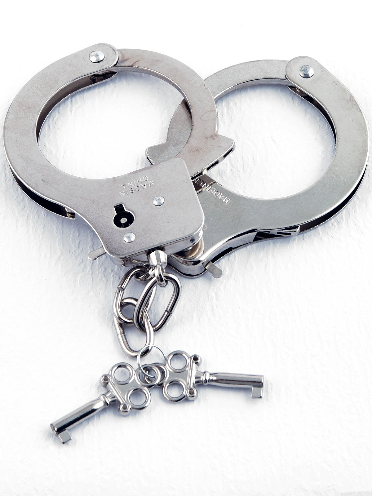 Queste manette in acciaio nichelato sono l’arma segreta per mettere in scena le tue fantasie più hot. Che tu voglia prendere il controllo o lasciarti ammanettare al piacere, una cosa è certa: qualcuno finirà in arresto... per eccesso di godimento 