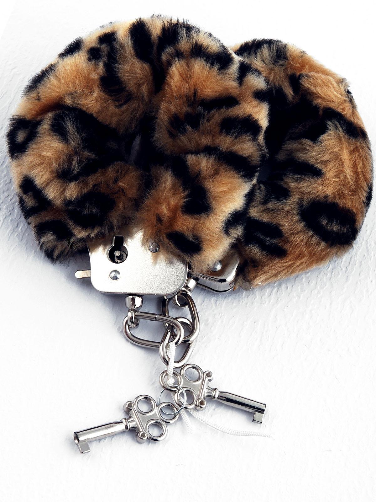 Con queste manette rivestite in morbido peluche leopardato, ogni mossa sa di caccia e conquista. Morbide sulla pelle, ma dal look decisamente… feroce: queste manette sono regolabili e suuper resistenti.