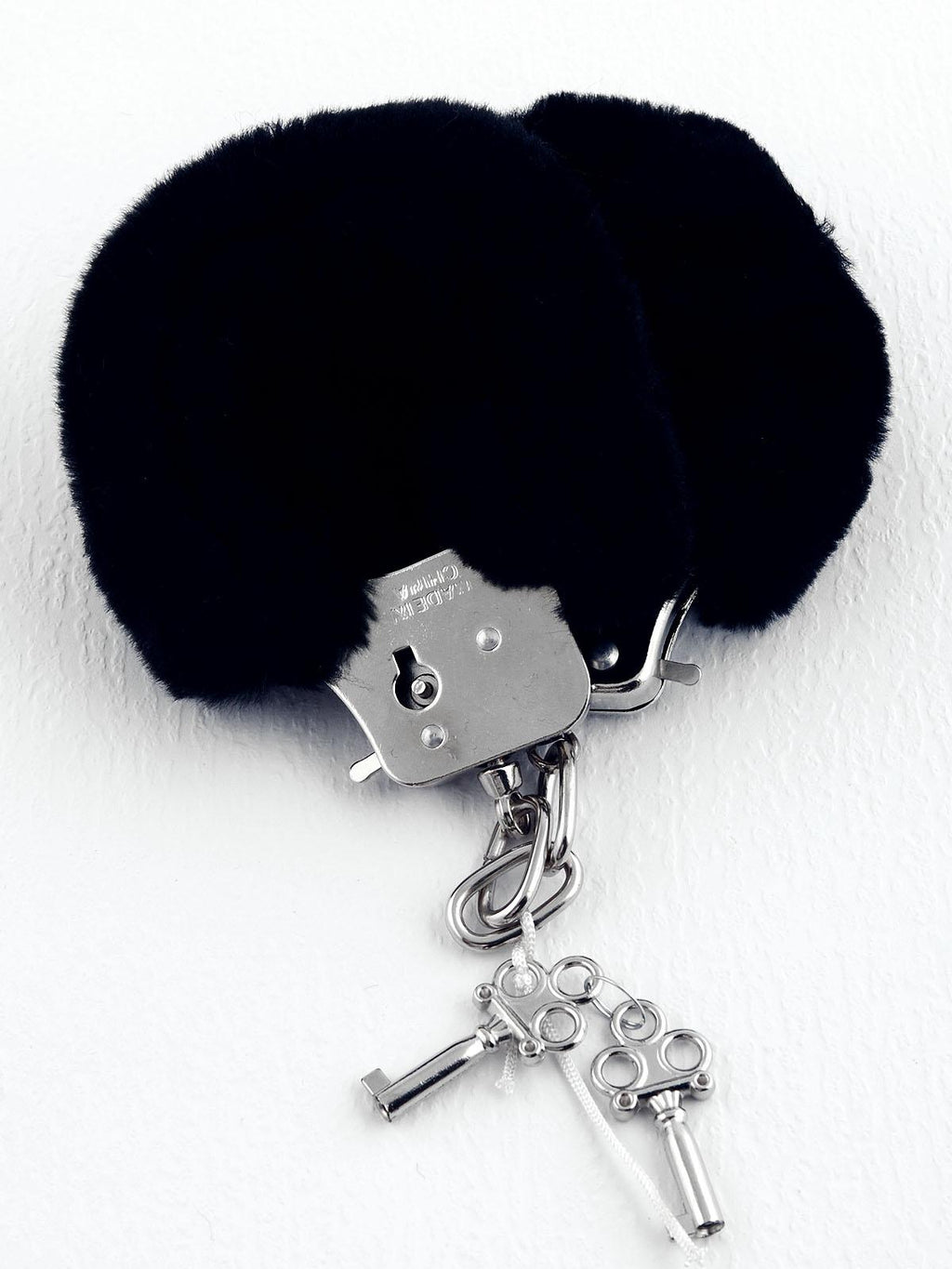 Queste manette rivestite in morbido peluche nero sono l’accessorio perfetto per esplorare il mondo del soft bondage: le manette si adattano con un moschettone e non hanno bisogno di chiavi (ma ve le diamo lo stesso, tentate di non perderle!!).