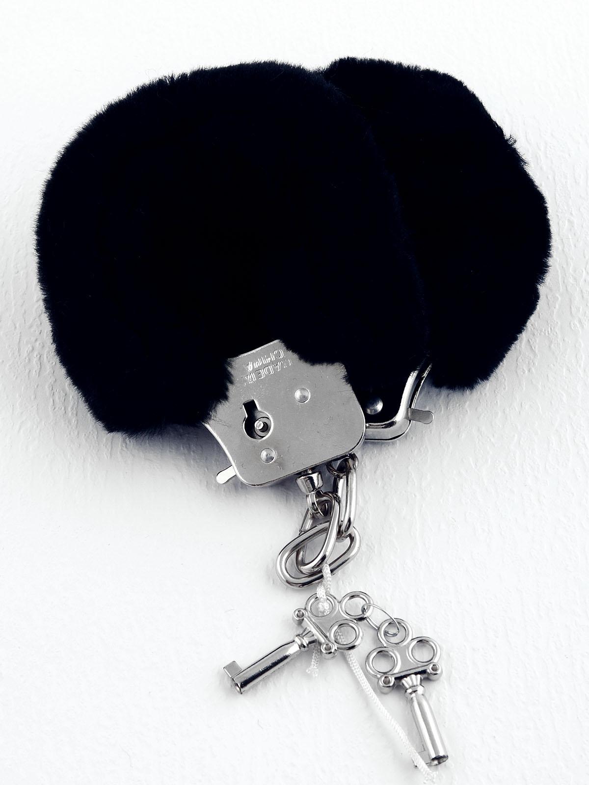 Queste manette rivestite in morbido peluche nero sono l’accessorio perfetto per esplorare il mondo del soft bondage: le manette si adattano con un moschettone e non hanno bisogno di chiavi (ma ve le diamo lo stesso, tentate di non perderle!!).