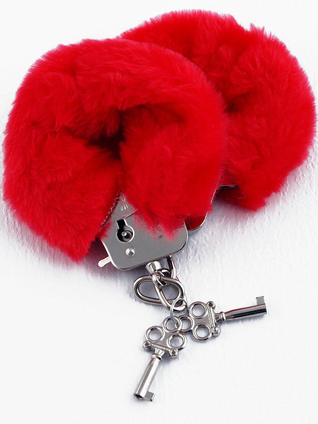 Queste manette rosse rivestite in morbido peluche sono perfette per dare un tocco bollente e passionale ai tuoi momenti piccanti.  Morbide, regolabili e provocanti al punto giusto: per avventure…che non lasciano scampo.