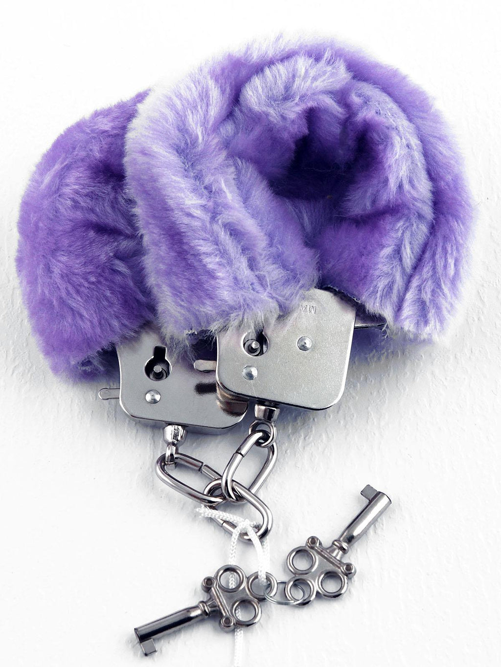 Le nostre manette rivestite in morbido peluche viola sono l’accessorio definitivo per esplorare nuove fantasie con il massimo del comfort… e dello stile. Lasciati avvolgere dal piacere e domina (o fatti fominare) con stile… 