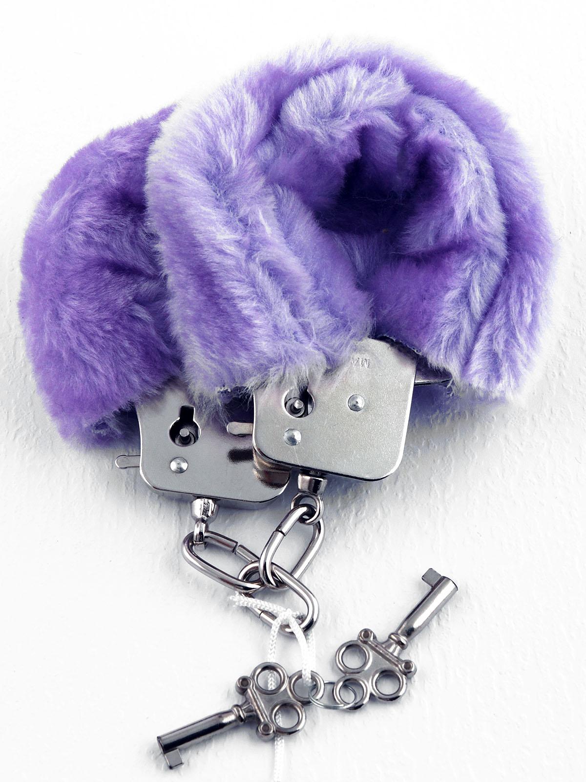 Le nostre manette rivestite in morbido peluche viola sono l’accessorio definitivo per esplorare nuove fantasie con il massimo del comfort… e dello stile. Lasciati avvolgere dal piacere e domina (o fatti fominare) con stile… 