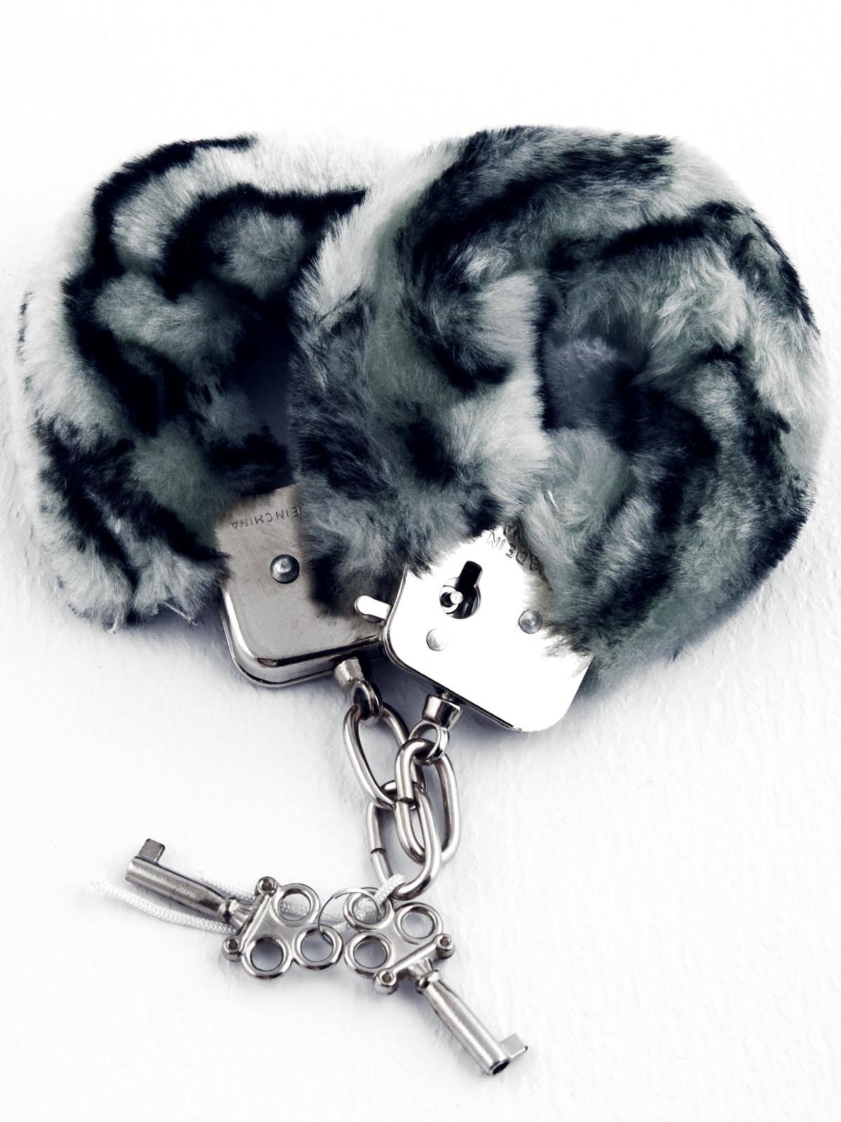 Sofisticate e sfrontate, queste manette in morbido peluche zebrato sono perfette per chi ama distinguersi anche sotto le lenzuola. Regolabili e super resistenti, queste manette sono pronte a trasformare i tuoi incontri hot in una vera savana del piacere. 