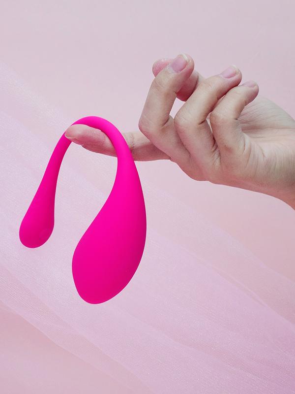 Lush 3 è l’ovetto vibrante con controllo a distanza di nuova generazione firmato Lovense: un motore ancora più potente rispetto alla versione precedente, una batteria migliorata con fino a 3 ore di vibrazioni non-stop, e un design curvo studiato per una stimolazione ancora più precisa dell’area CUV. 