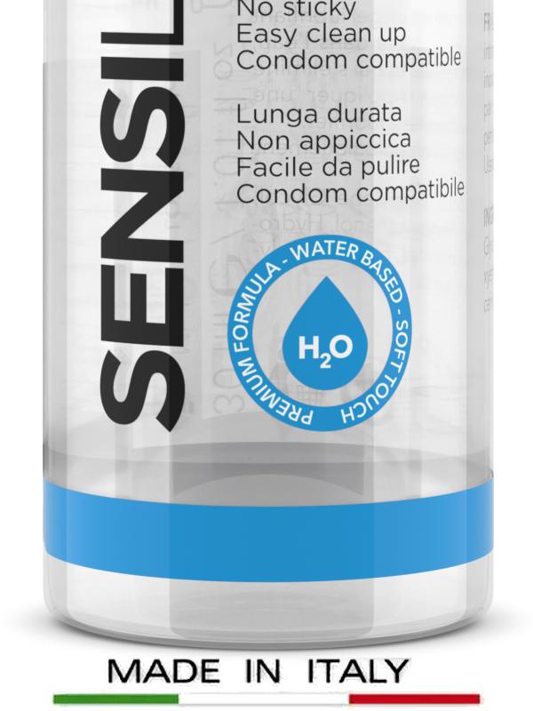 Sensilight AquaGel: Il lubrificante intimo, setoso e delicato, che ti farà dire addio a ogni fastidio e benvenuto a un comfort... da urlo! La formula a base acquosa è pensata per idratare e lubrificare senza appiccicare, lasciando la pelle morbida e pronta all'azione.